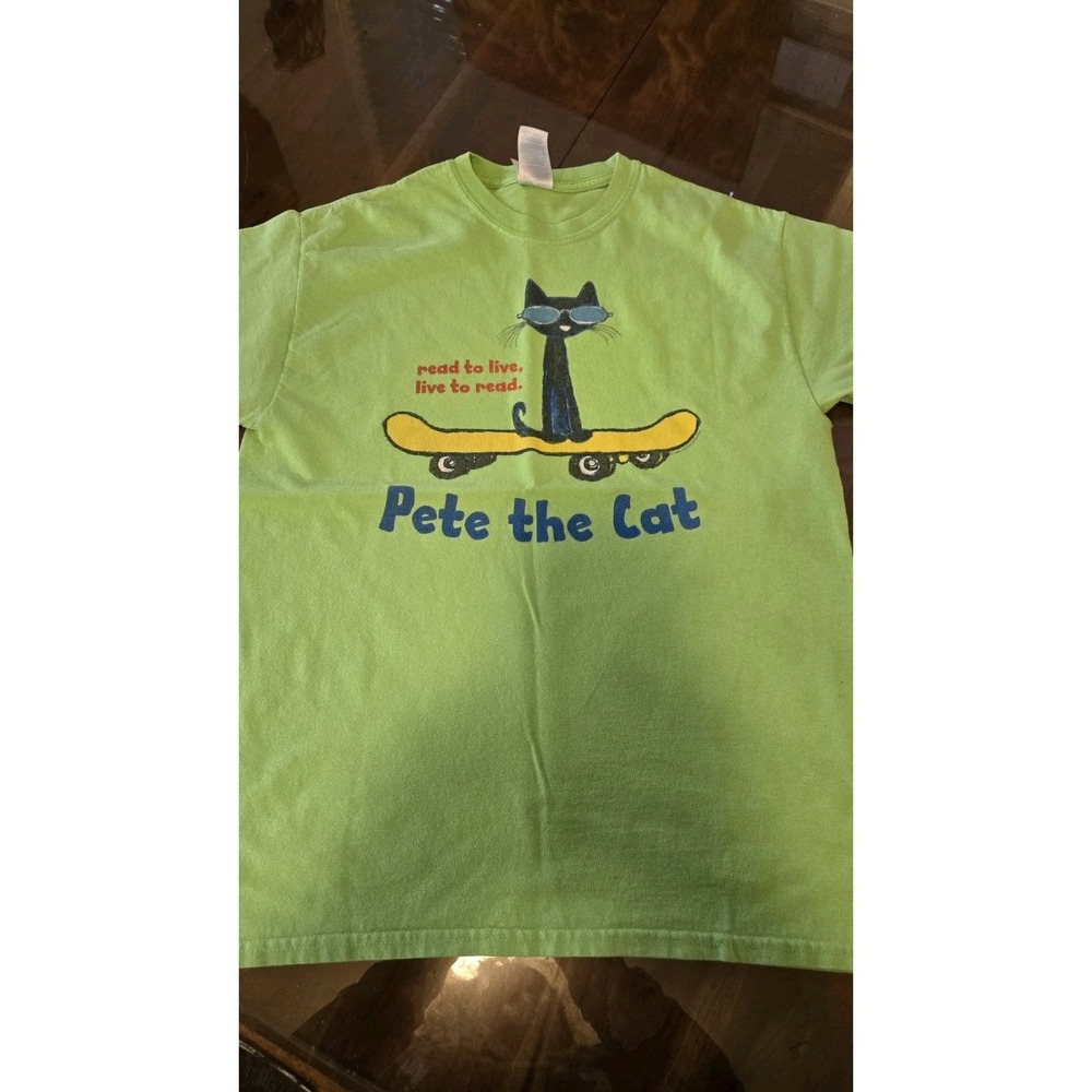 Pete the Cat Read to Live Live to Read Skateboard Green Graphic T-Shirt M